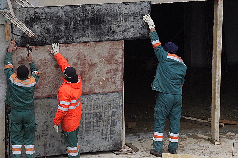 Nakon pripreme terena i predpristupnog puta, kamioni i bageri su u&scaron;li na gradili&scaron;te. Na terenu su građevinski inspektori Općine Centar/ Foto: DEPO PORTAL
