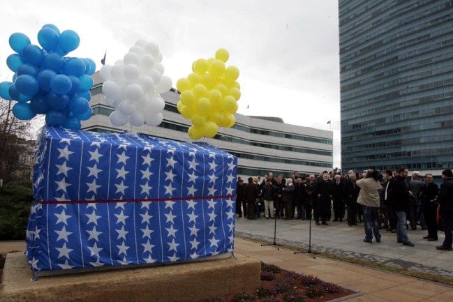 Replika zgo&scaron;ćanskog stećka postavljena ispred zgrade zajedničkih institucija BiH u Sarajevu/ Foto: DEPO PORTAL