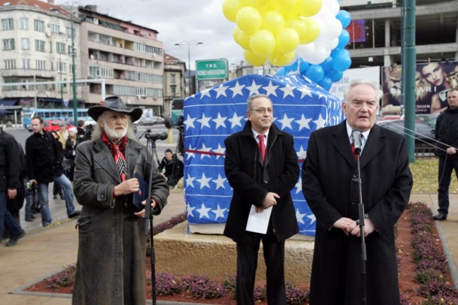 Replika zgo&scaron;ćanskog stećka postavljena ispred zgrade zajedničkih institucija BiH u Sarajevu/ Foto: DEPO PORTAL