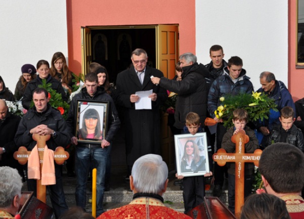 Sahrana tri djevojke i mladića iz Sokoca poginulih u udesu Sahrana tri djevojke i mladića iz Sokoca poginulih u udesu