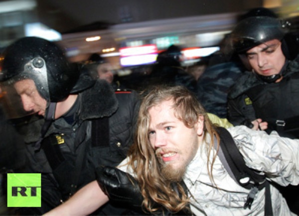 Policija je danas privela oko 50 učesnika protestnog skupa opozicije u centru Moskve Policija je danas privela oko 50 učesnika protestnog skupa opozicije u centru Moskve