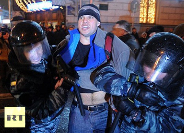 Policija je danas privela oko 50 učesnika protestnog skupa opozicije u centru Moskve Policija je danas privela oko 50 učesnika protestnog skupa opozicije u centru Moskve