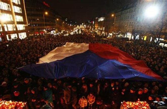 Ljudi pale svijeće i drže nacionalnu zastavu u spomen na Vaclava Havela
