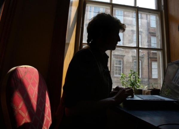 žena za računarom ilustracija