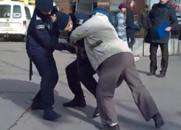 Nožem na policajca