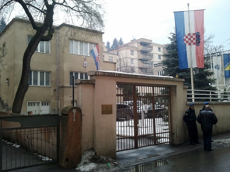 Mu&scaron;karac se zapalio pred zgradom Veleposlanstva Republike Hrvatske u Sarajevu/ Foto: DEPO PORTAL