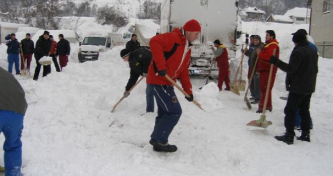 Inspekcija upozorava građane: Evo kolike su kazne ako ne očistite snijeg ispred vlastitih vrata i sa krovova