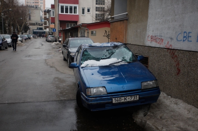 U ulici Milana Tepića snijeg sa krova polupao automobil U ulici Milana Tepića snijeg sa krova polupao automobil