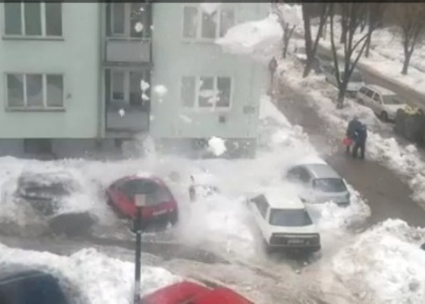 snijeg uništio automobile snijeg uništio automobile