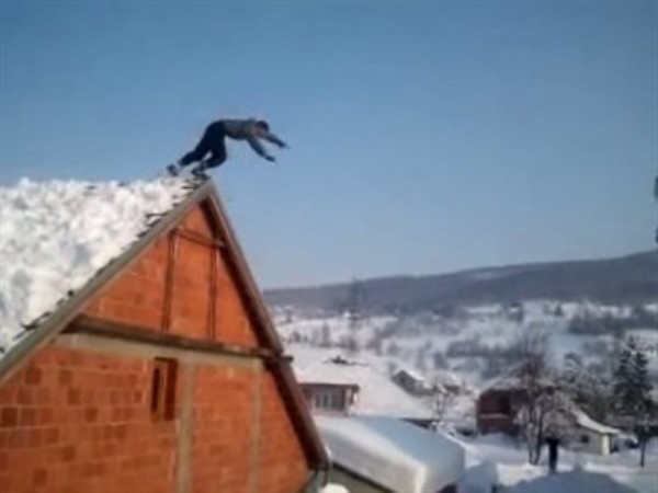 Skakanje s krova u snijeg Skakanje s krova u snijeg