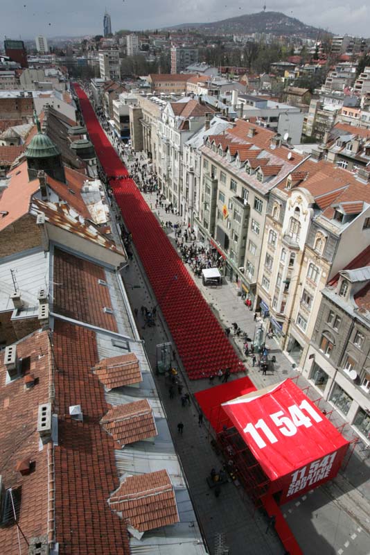 Počast za 11.541 ubijenog građanina Sarajeva odata je manifestacijom Sarajevska crvena linija/ Foto: DEPO PORTAL Počast za 11.541 ubijenog građanina Sarajeva odata je manifestacijom Sarajevska crvena linija/ Foto: DEPO PORTAL