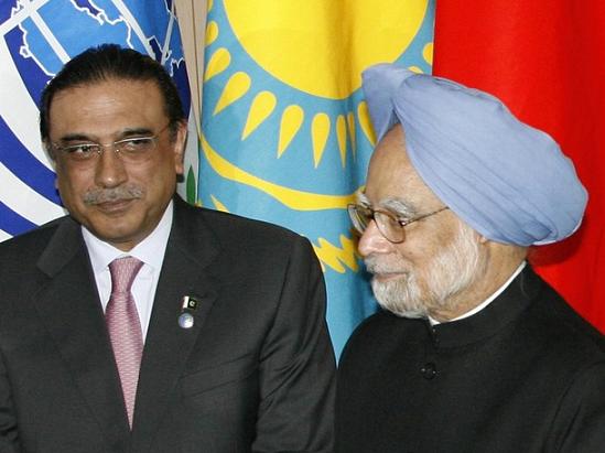 Pakistanski predsjednik Asif Ali Zardari i indijski premijer Manmohan Singh sastali su se u nedjelju prvi put nakon sedam godina Pakistanski predsjednik Asif Ali Zardari i indijski premijer Manmohan Singh sastali su se u nedjelju prvi put nakon sedam godina