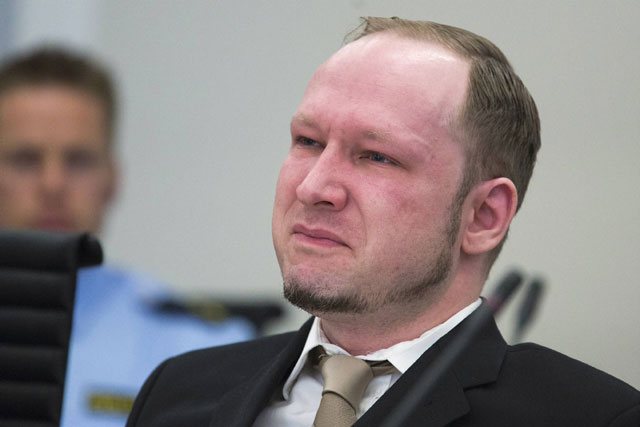 Rasplakani Brejvik negirao krivicu i pozivao se na samoodbranu Rasplakani Brejvik negirao krivicu i pozivao se na samoodbranu