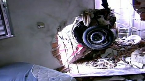 automobil se zabio u drugi sprat zgrade automobil se zabio u drugi sprat zgrade