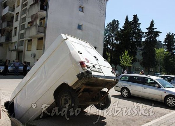 kombi propao u zemlju ljubuski1 kombi propao u zemlju ljubuski1