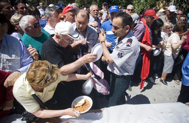 Građani se tukli zbog besplatnog graha, intervenisala policija Građani se tukli zbog besplatnog graha, intervenisala policija