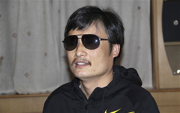 Slijepi kineski disident napustio je Peking i krenuo u SAD Slijepi kineski disident napustio je Peking i krenuo u SAD