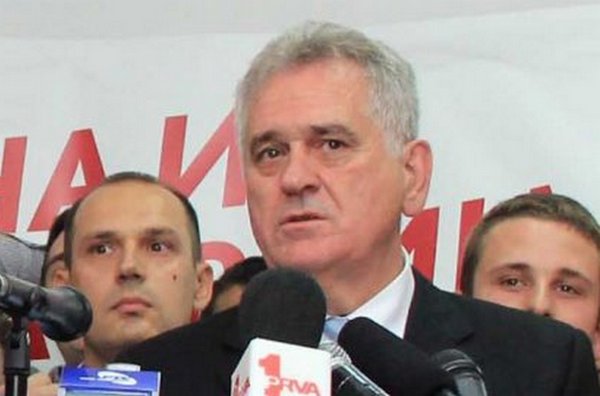Toma Nikolić slavio izbornu pobjedu sa 'doktorom smrti' Toma Nikolić slavio izbornu pobjedu sa 'doktorom smrti'