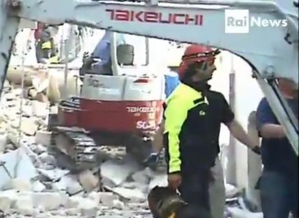 Usljed eksplozije urušile se dvije zgrade, poginula tročlana porodica Usljed eksplozije urušile se dvije zgrade, poginula tročlana porodica