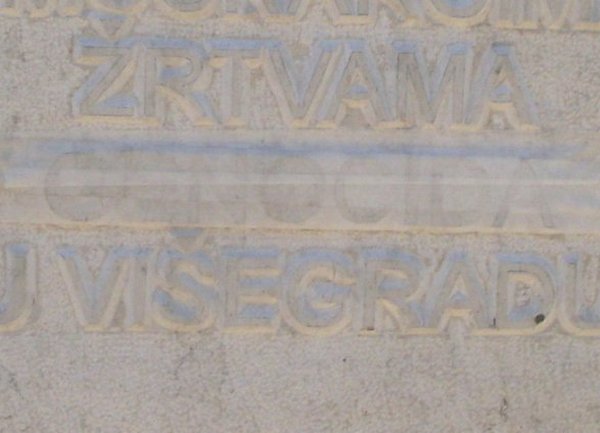 Bijela traka na spomeniku u Vi&scaron;egradu/ Foto: Anadolija