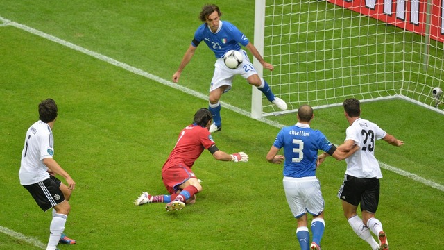 Italija sa dva pogotka Balotellija vodi protiv Njemačke Italija sa dva pogotka Balotellija vodi protiv Njemačke