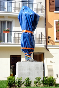 statua Carla Bruni