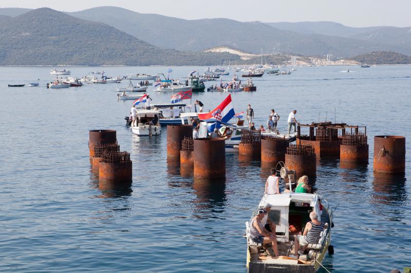 Lađama i brodicama napravili 'živi' Pelješki most Lađama i brodicama napravili 'živi' Pelješki most