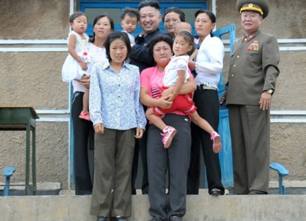 kim jong un sa stanovnicama pjongjanga kim jong un sa stanovnicama pjongjanga