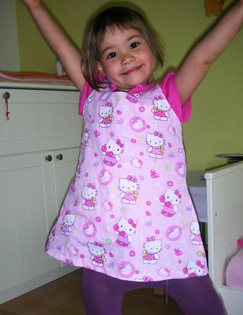 djevojčica u haljini hello kitty djevojčica u haljini hello kitty
