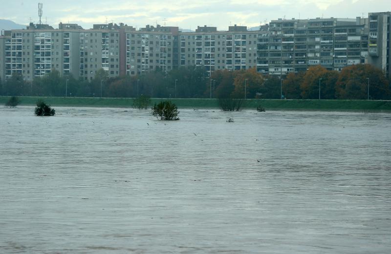 Voda &scaron;iklja 20 metara u zrak i ide prema selu