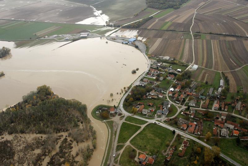 Voda &scaron;iklja 20 metara u zrak i ide prema selu