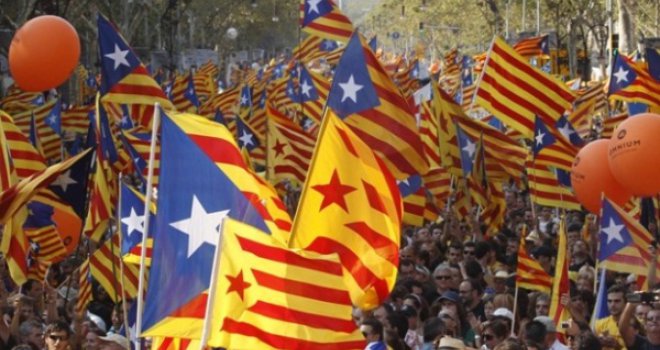Odgođen početak sjednice parlamenta Katalonije, predsjednik Puigdemont poručio: Važno je smanjiti tenzije 