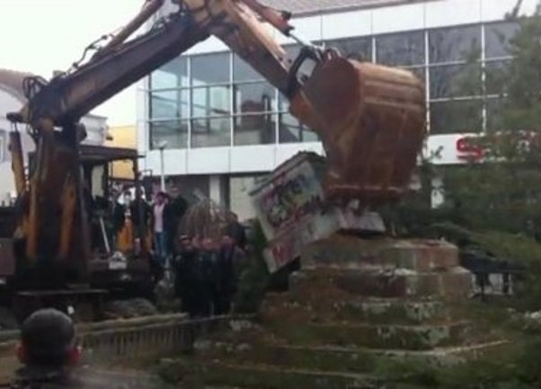 U Kosovskoj Vitini Albanci bagerom sru&scaron;ili partizanski spomenik