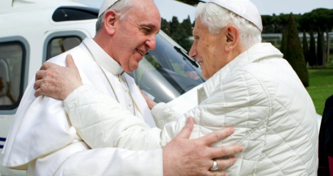 Benedikt XVI pozvao papu Franju da ne zaređuje oženjene muškarce: Uskoro odluka o ovom osjetljivom pitanju