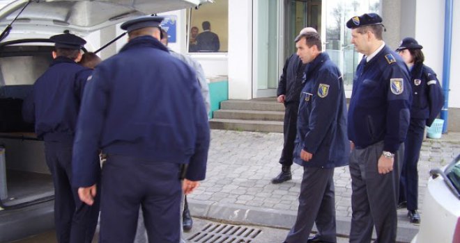 Državljanin Hrvatske vrijeđao službenike Granične policije BiH na nacionalnoj osnovi, pa na jednog i fizički nasrnuo