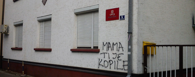 grafit posvećen Rajku Vasiću 'Mama ti je kopile'/ Foto: Frontal.ba grafit posvećen Rajku Vasiću 'Mama ti je kopile'/ Foto: Frontal.ba