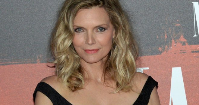 Sjećate li se Michelle Pfeiffer? Pozirala je bez trunke šminke u 61. godini i oduševila fanove