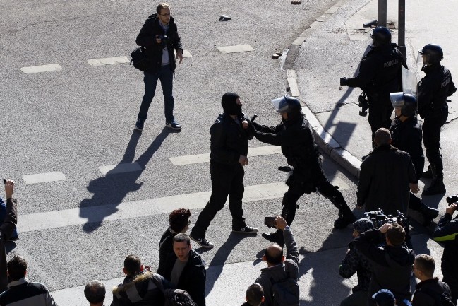 protesti u Sarajevu - podrška Tuzlacima/ Foto: AA