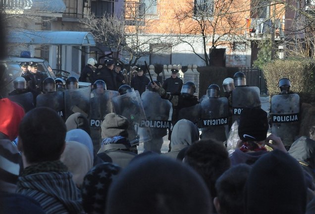 protesti u Bihaću - demonstranti pred kućom Hamdije Lipovače/ Foto: AA