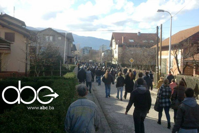 protesti u Bihaću - demonstranti pred kućom Hamdije Lipovače/ Foto: abc.ba