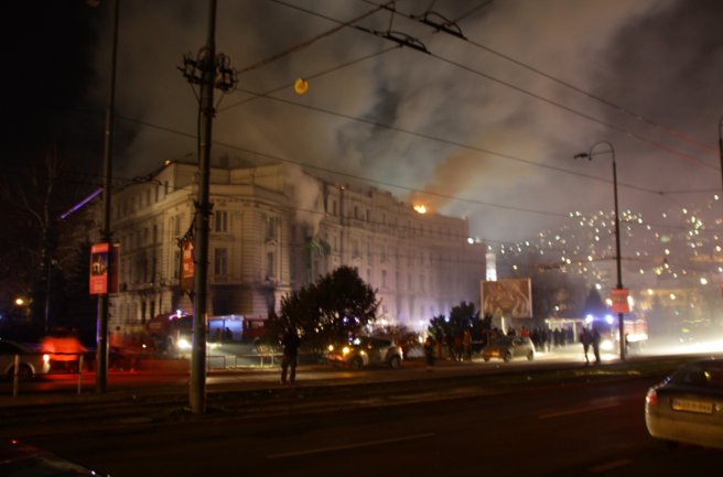 zgrada Kantona Sarajevo u plamenu/ Foto: AA