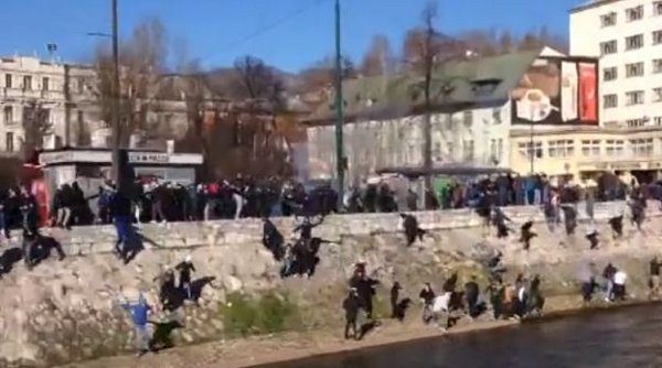 policija gura demonstrante u miljacku