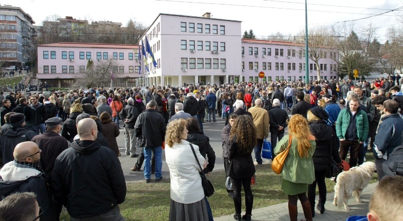 građani ispred zgrade Vlade FBiH/Foto: Anadolija