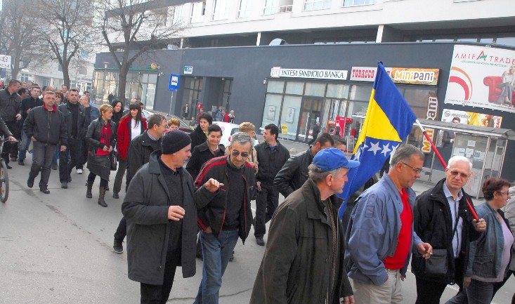 Oko 200 radnika propalih preduzeća na ulicama Tuzle/ Foto: AA