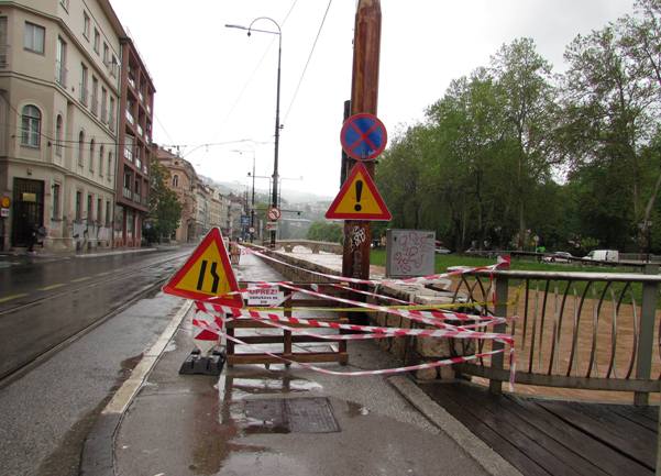 uru&scaron;en zid između Ćumurije i Drvenije/ Foto: FENA