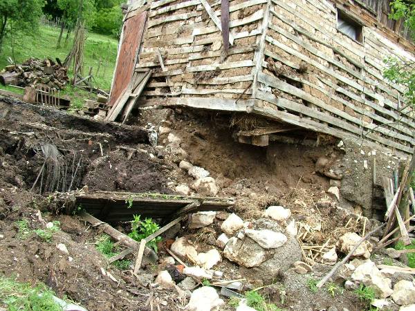 kuća u Medakovu na rubu klizi&scaron;ta