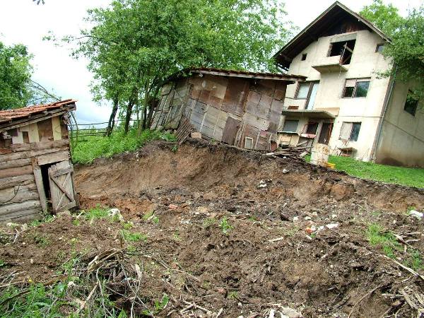 kuća u Medakovu na rubu klizi&scaron;ta