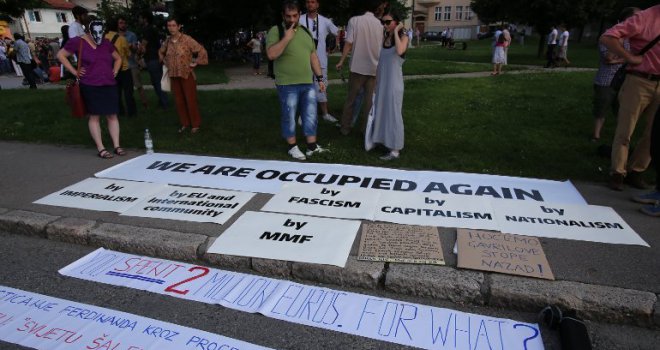 Građani s maskama Gavrila Principa protestuju ispred Vijećnice