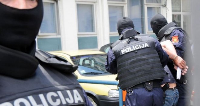 U Sarajevu uhapšena jedna osoba zbog iznude, u pretresu pronađeni 5.000 KM, oružje, municija...