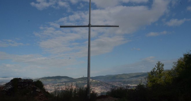 Tridesetak muškaraca s bradama se popelo na Zlatište i pokušalo da sruši krst?